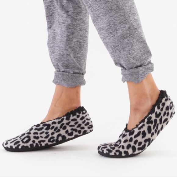 NWT Woman’s ISAAC MIZRAHI Leopard Print Fleece Slippers Fits 7-8.5 - Picture 5 of 7